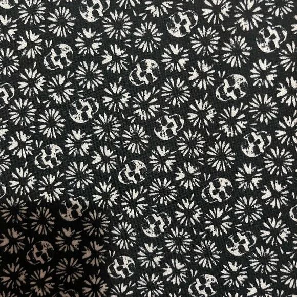 Black skull and Daisy dress - Picture 2 of 4